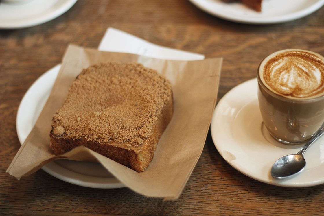 Café y tostadas con canela