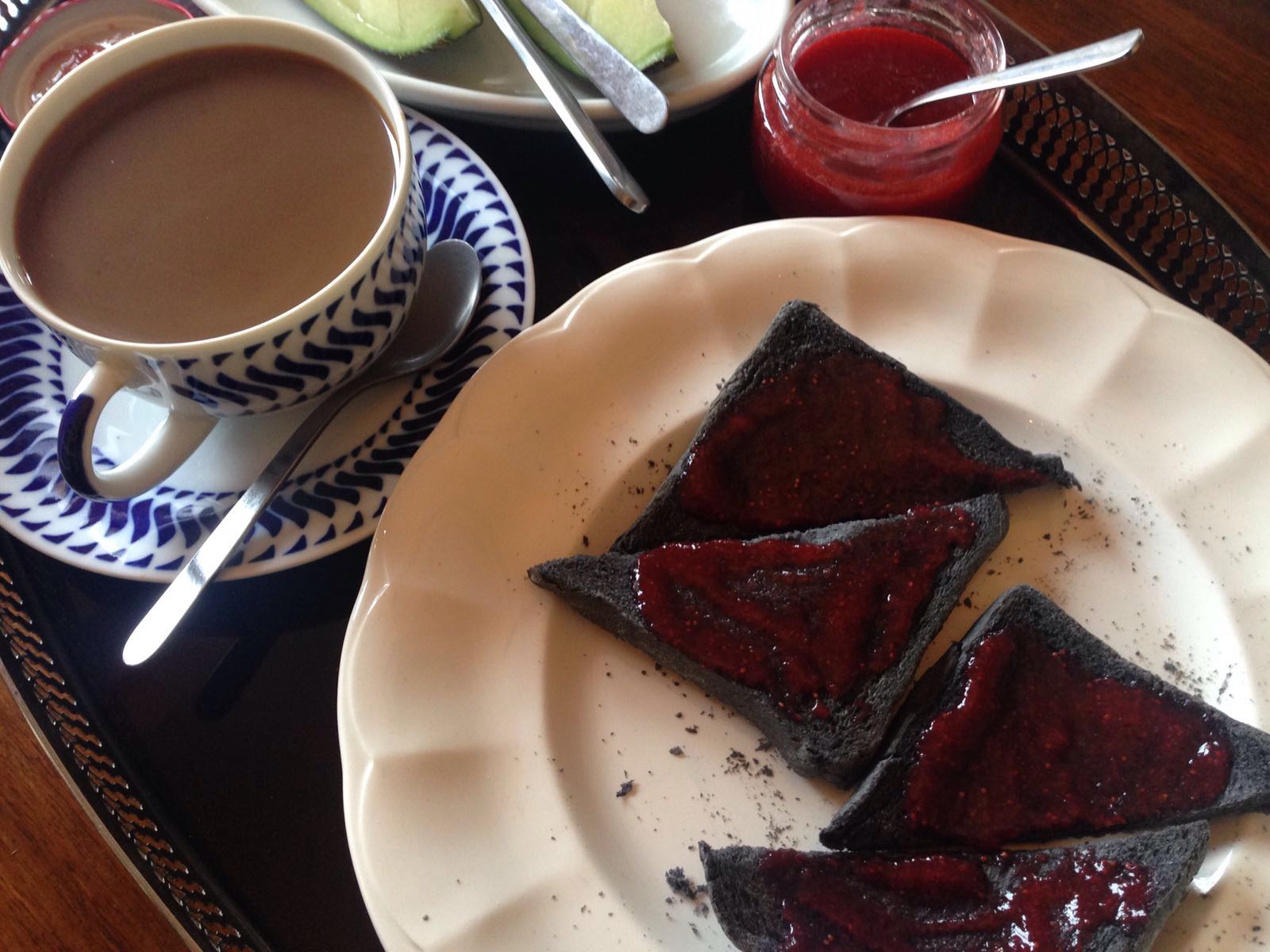 Tostadas-de-pan-de-carbón-con-mermelada