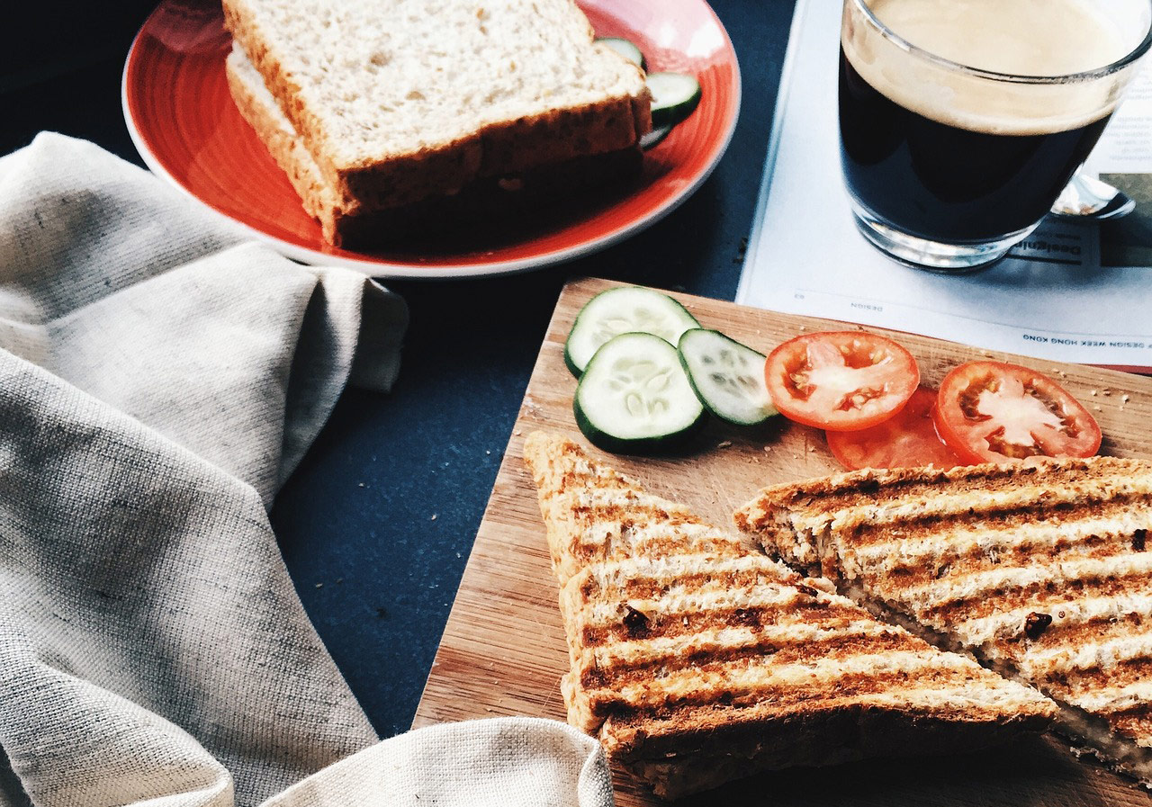 desayuno-con-cafe-y-tostadas