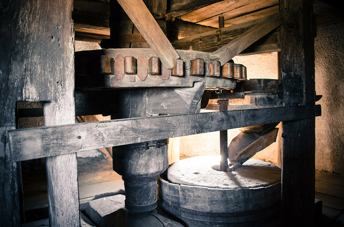 interior de un molino de agua